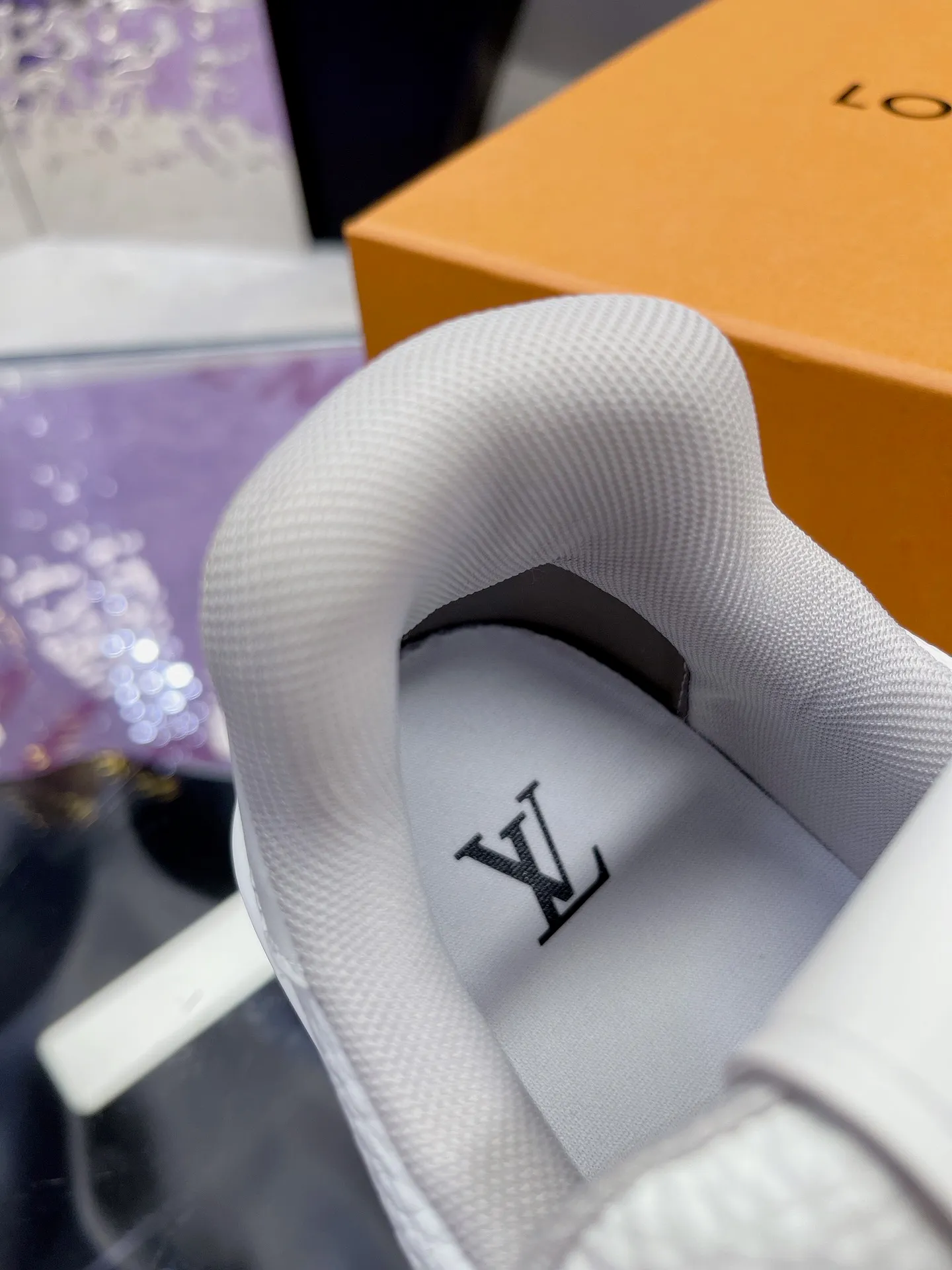 👟👟Ex-factory price 840👟👟 Original development, quality shipping, welcome to compare ❥❥❥❥❥❥LV Trainer Maxi sneakers series LV Trainer Maxi sneakers introduce the loose silhouette of the ready-to-wear series into the LV Trainer sneaker design written by Virgil Abloh, making an eye-catching appearance at the 2024 spring and summer men's wear show. The cow leather upper is combined with rough fabric laces, and colorful beading highlights the brand's classic elements. LV letters mark the tongue and Monogram floral outsole. Mixed materials Made of first-layer cowhide, wrapped in imported custom-printed denim, thick shoelace design, large Monogram print on the side, "lv 54" badges on the tongue and heel, rubber outsole decorated with Monogram flowers, mesh lining and cotton feet, the comfort is as extreme as ever, premium heritage, quality first, worth owning! Size: 35-40 for women, 39-44 for men (45 is custom-made and cannot be returned or exchanged) ♡Full set of packaging with original gift box